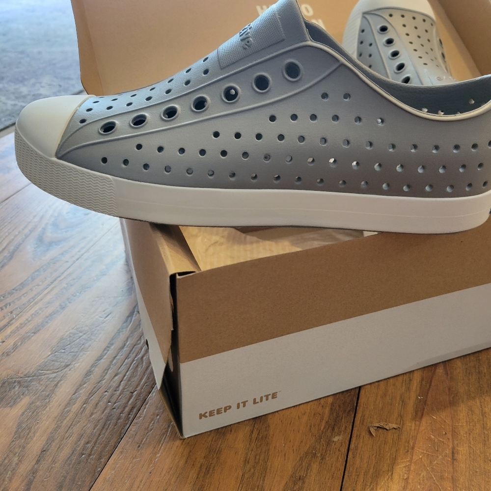gray shoes